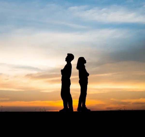 Silhouette of a separated couple at sunset – symbolising emotional distance during divorce in Edinburgh