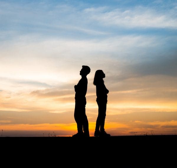 Silhouette of a separated couple at sunset – symbolising emotional distance during divorce in Edinburgh